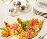 Melone vom Grill mit Salat