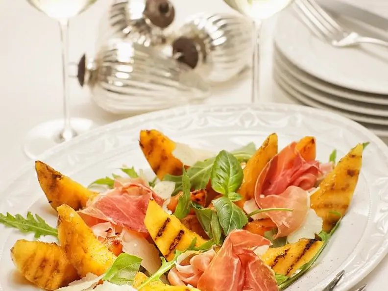 Melone vom Grill mit Salat