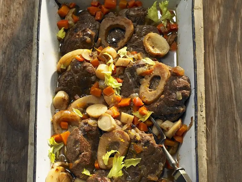 Rinderbeinscheiben mit Gemüse