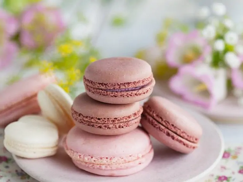 Macarons mit Rosen