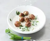 Fleischbällchen in Kräutersauce