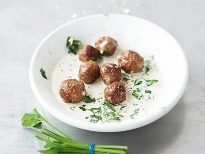 Fleischbällchen in Kräutersauce