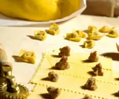 Kleine gefüllte Teigtaschen