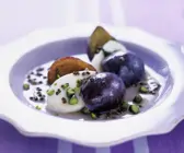 Mozzarella mit Zwetschgen und Pistazien