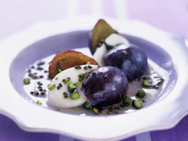 Mozzarella mit Zwetschgen und Pistazien