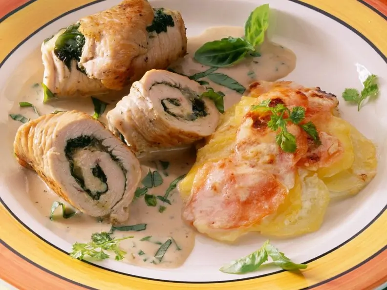 Mit Spinat gefüllte Putenröllchen