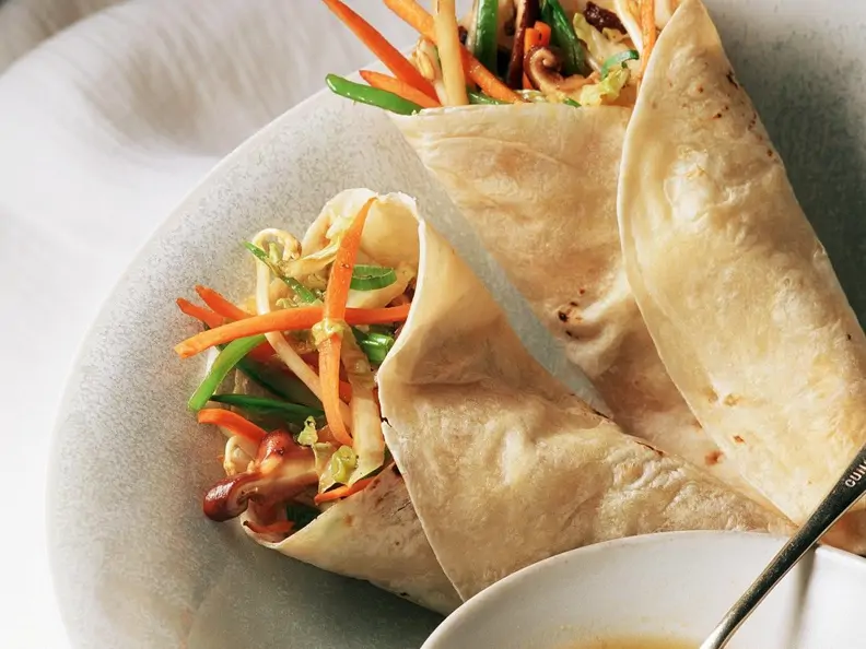 Asiatische Pfannkuchen mit Gemüsefüllung