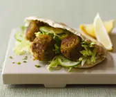Vegetarische Pita mit Salat und Zitrone