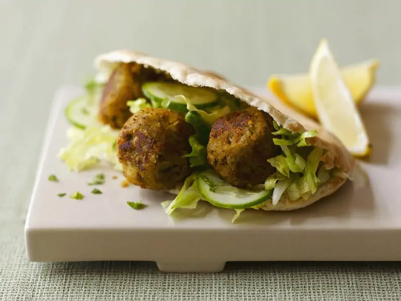 Vegetarische Pita mit Salat und Zitrone