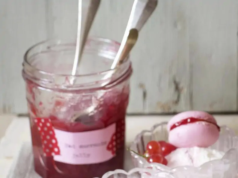 Macarons mit Beerengelee