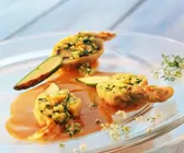 Frittierte Zucchiniblüten mit Gemüsefüllung