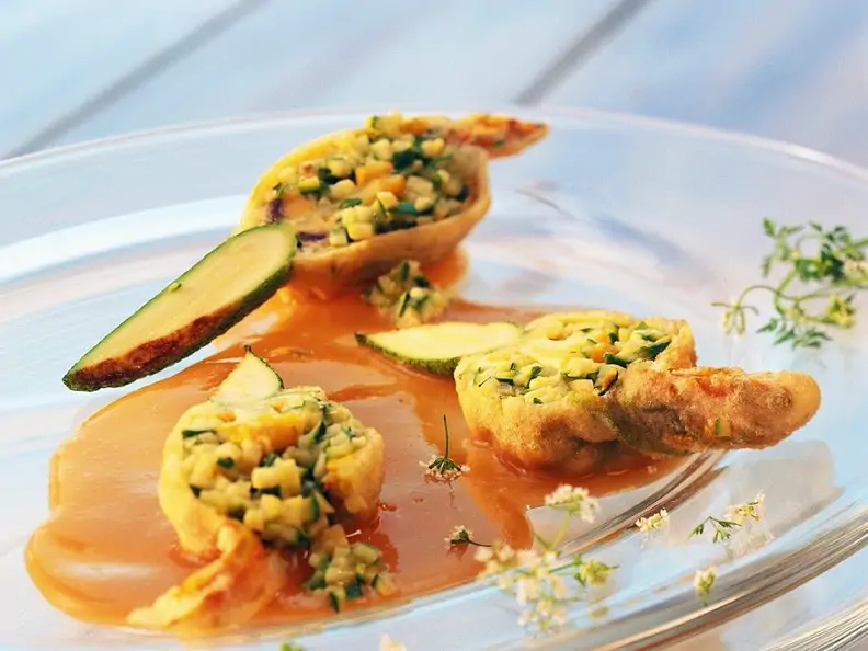 Frittierte Zucchiniblüten mit Gemüsefüllung