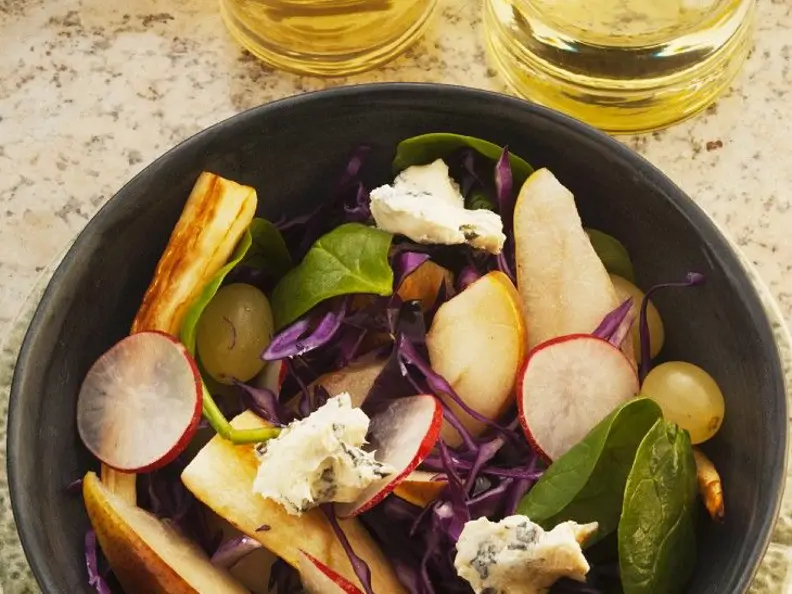 Pastinakensalat mit Birne und Käse