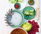 Asia-Fondue mit verschiedenen Einlagen