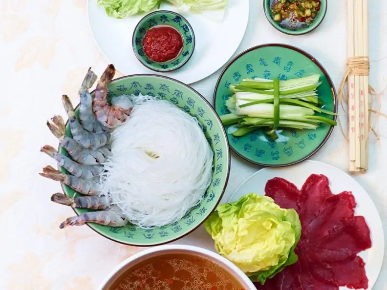 Asia-Fondue mit verschiedenen Einlagen