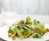 Cäsarsalat auf einem weißen Teller