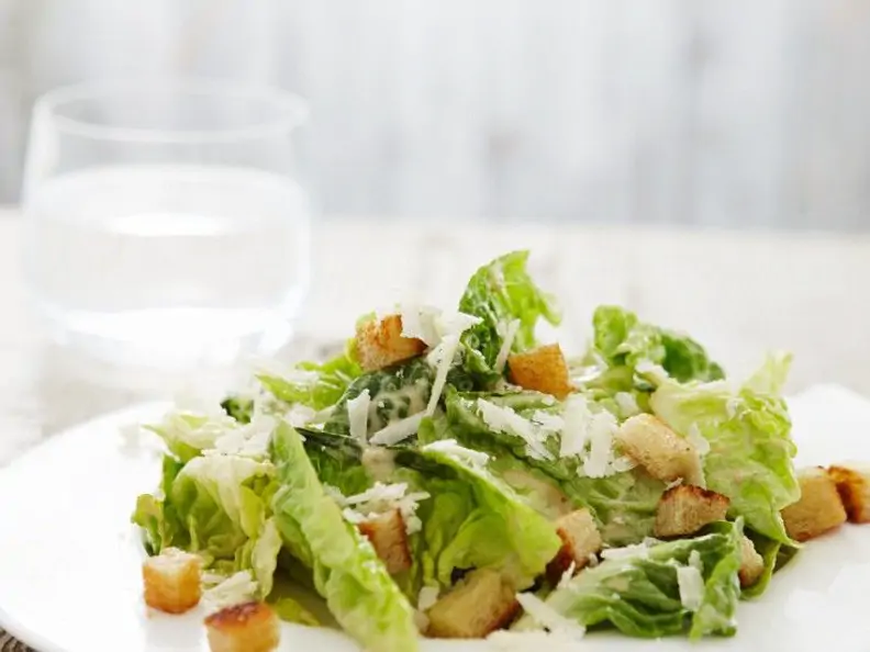 Cäsarsalat auf einem weißen Teller