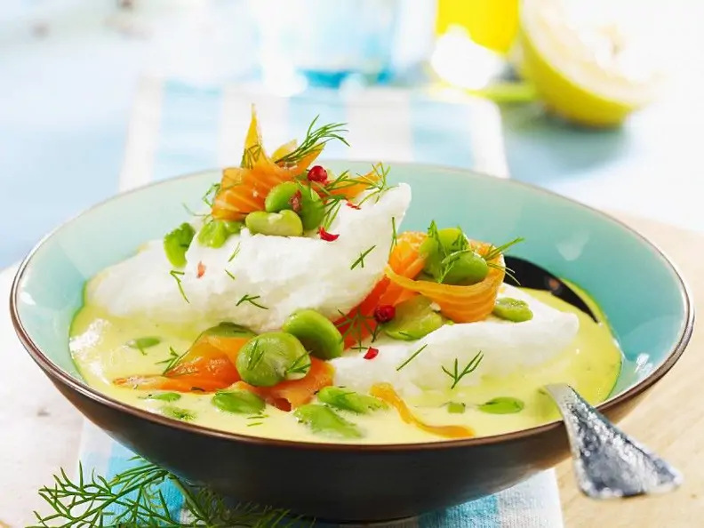 Gemüsecremesuppe mit Eischneenocken