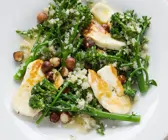 Brokkoli-Quinoasalat mit Halloumi-Käse