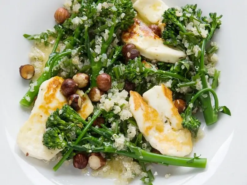 Brokkoli-Quinoasalat mit Halloumi-Käse