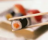 Sushi mit Lachs gefüllt