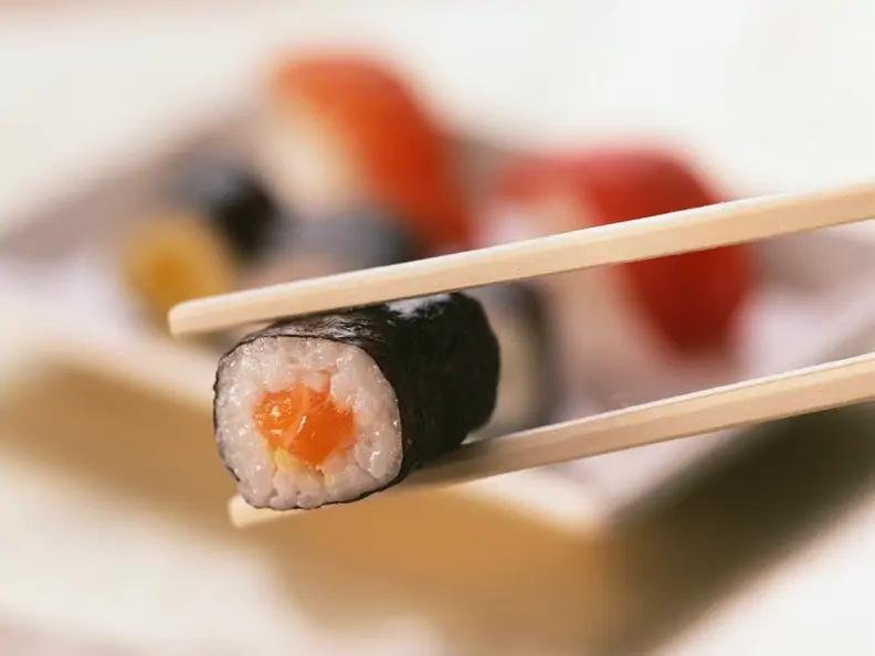 Sushi mit Lachs gefüllt