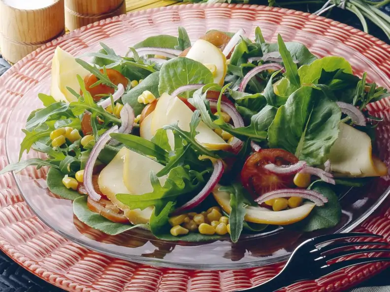 Bunter Salat mit Käse