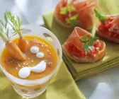Möhrensuppe mit Tomaten-Crostini