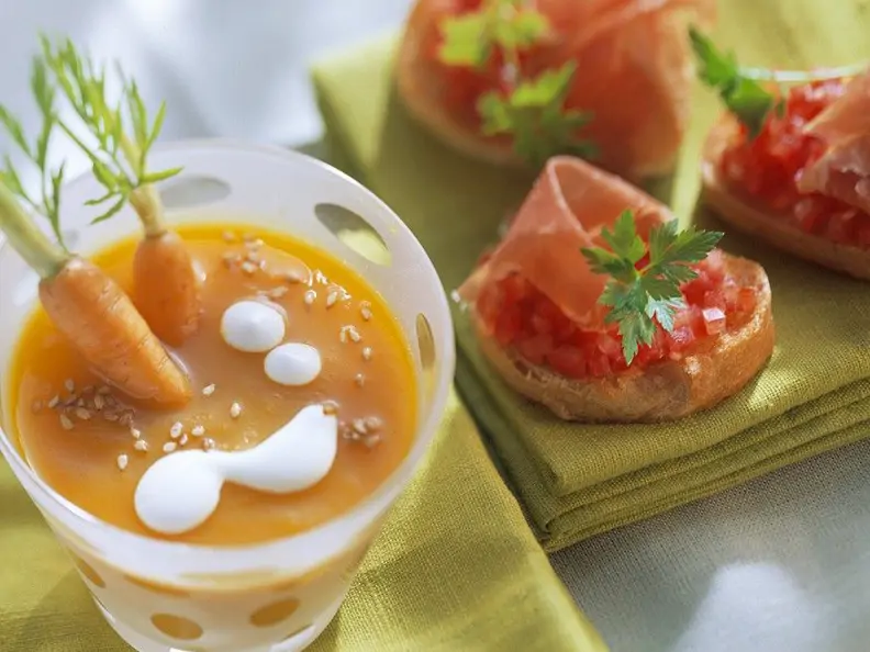 Möhrensuppe mit Tomaten-Crostini