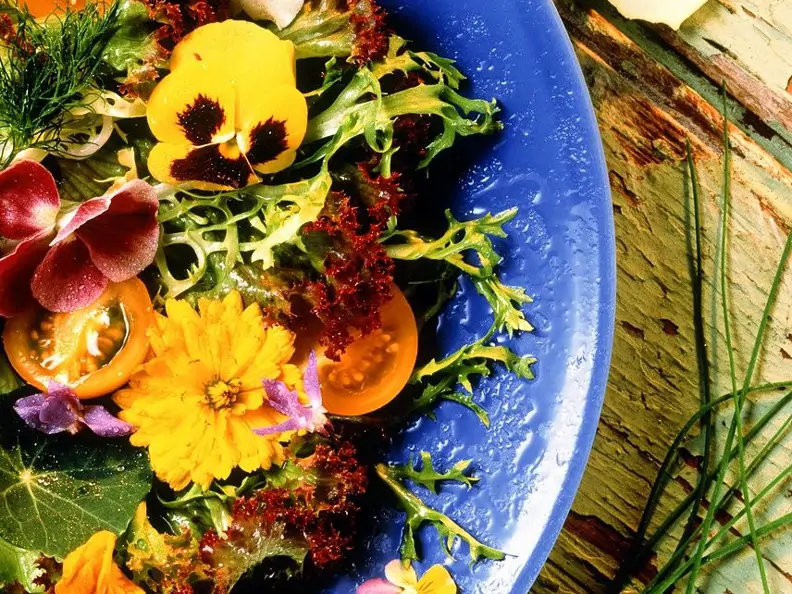 Salat mit Essblüten