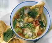Klassische Minestrone mit Pesto