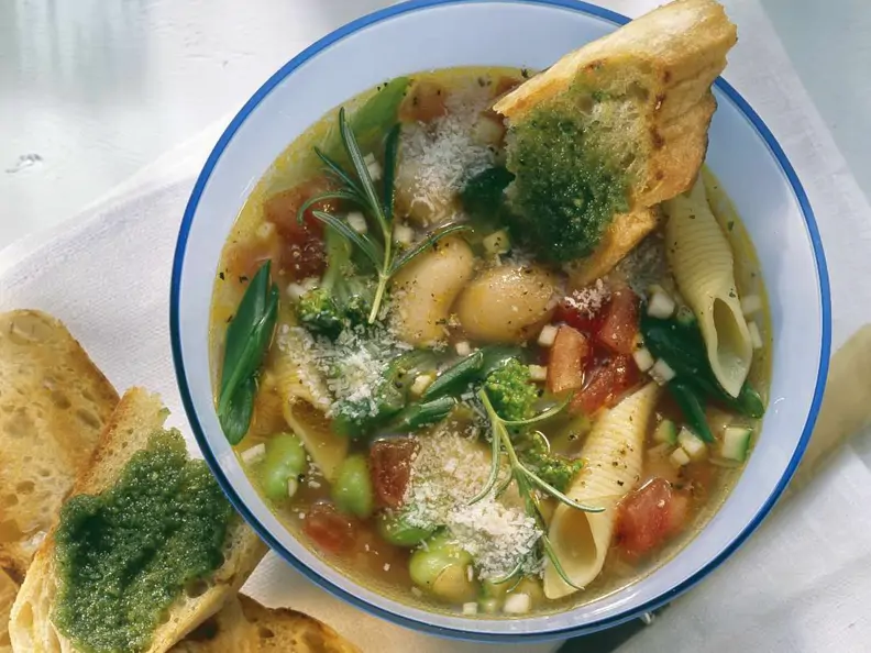 Klassische Minestrone mit Pesto