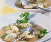 Spargelsuppe mit Grießnockerl