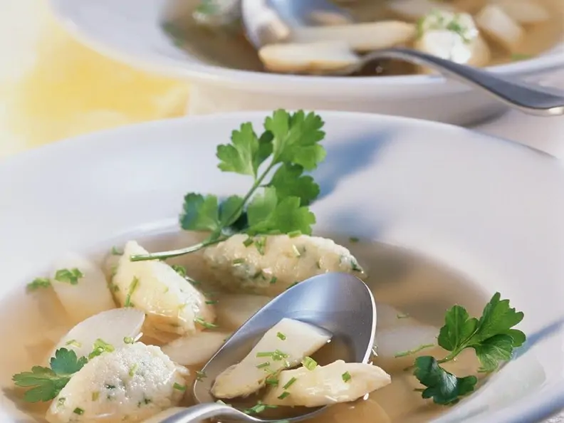 Spargelsuppe mit Grießnockerl
