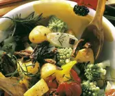 Gemüsesalat mit Ofenkartoffeln