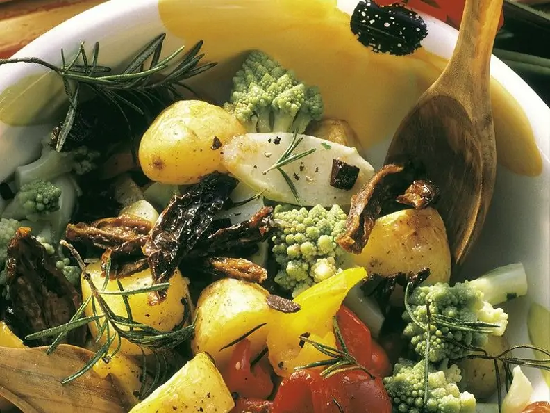 Gemüsesalat mit Ofenkartoffeln