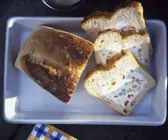 Brot mit Frischkäsefüllung