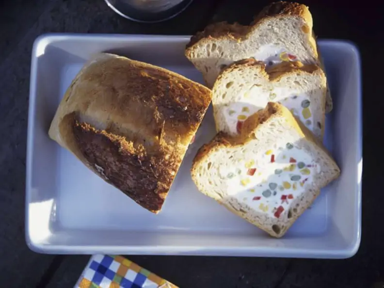 Brot mit Frischkäsefüllung