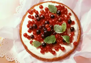 Cremetorte mit Johannisbeeren