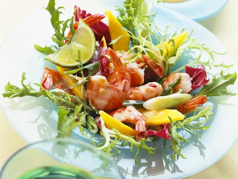 Salat mit Mango und Shrimps
