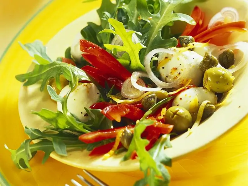 Rucola-Paprikasalat mit Mozzarella