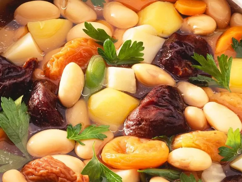Bohneneintopf mit Trockenobst