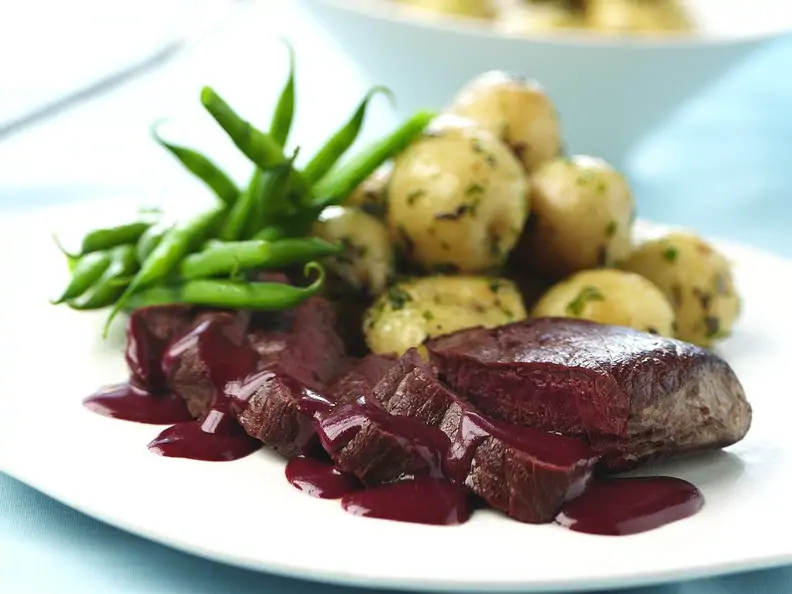 Hirsch in Weinsauce