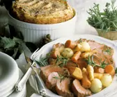 Pochiertes Rinderfilet mit Gemüse und Rosmarin und Kartoffel-Kräuter-Soufflé