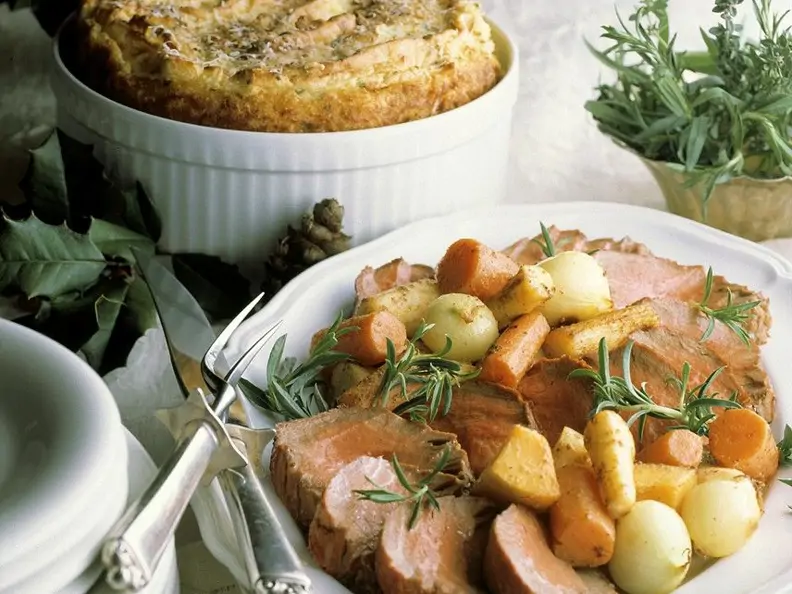 Pochiertes Rinderfilet mit Gemüse und Rosmarin und Kartoffel-Kräuter-Soufflé