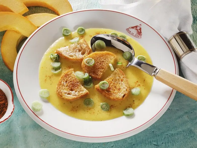 Butternut-Kürbissuppe mit Frühlingszwiebeln und Chili-Zimt-Brot