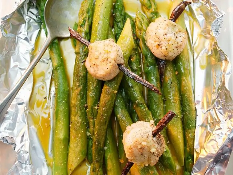 Spargel mit Jakosbmuscheln en papillote