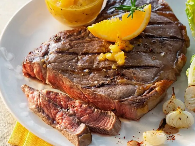 Steaks mit Zwiebeln