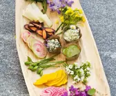 Gemüse und Essblüten mit Dips