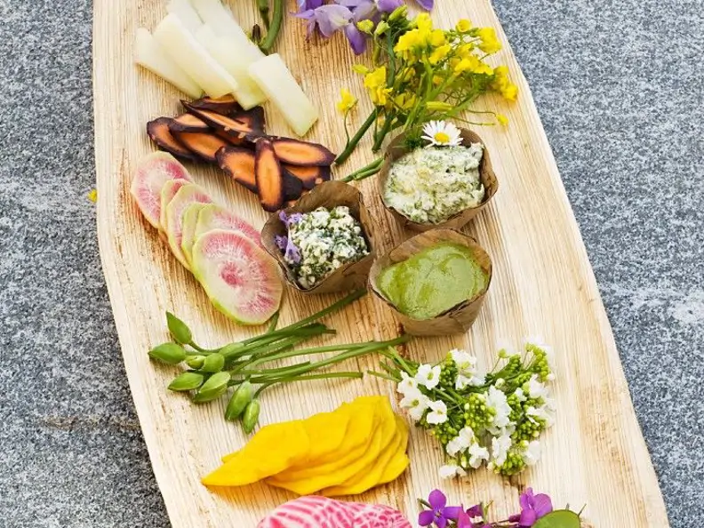 Gemüse und Essblüten mit Dips